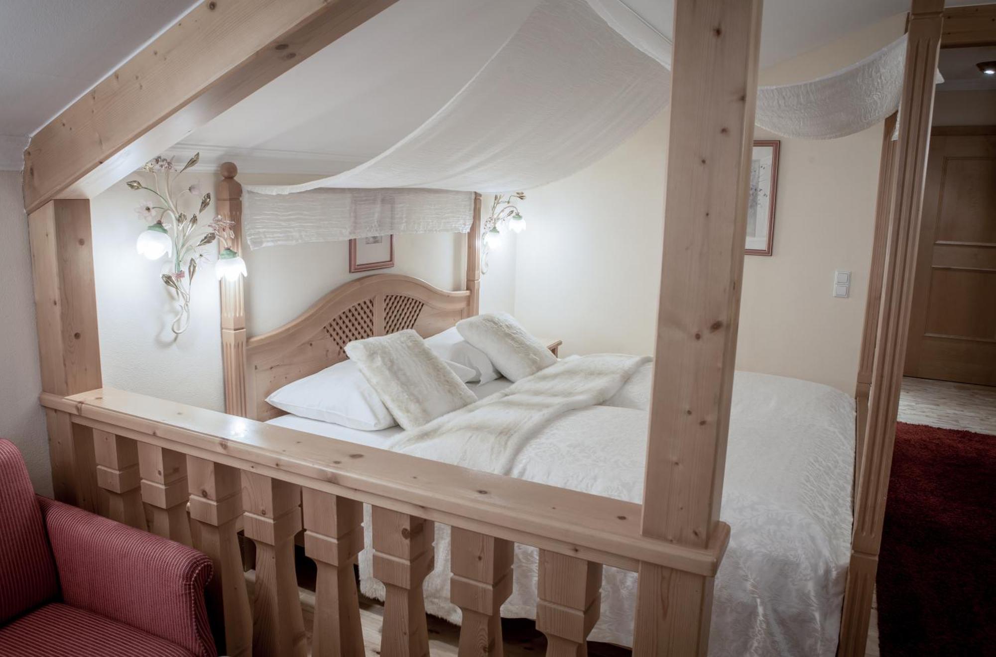 Honeymoon Suite,1602329757:JPEG
